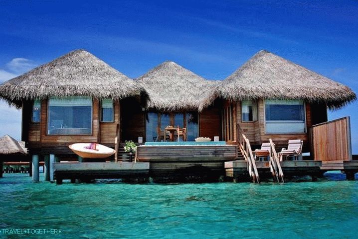 Indonésie, bungalovy přímo u vody