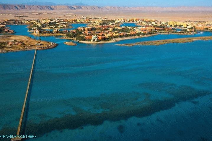 Egypt, El Gouna Resort se nachází na kanálech, kde se dá plavat.