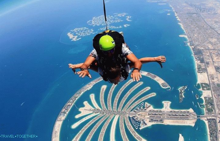 SAE, padák nad Palm Jumeirah