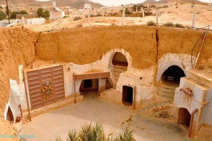 Tunis, město Matmata, kde žijí rodáci Berberů
