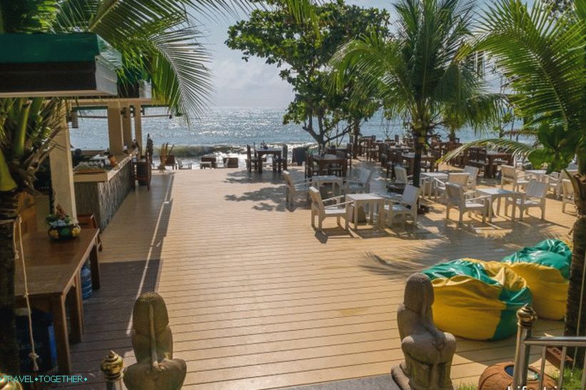 Z restaurace můžete jít dolů na plážový bar