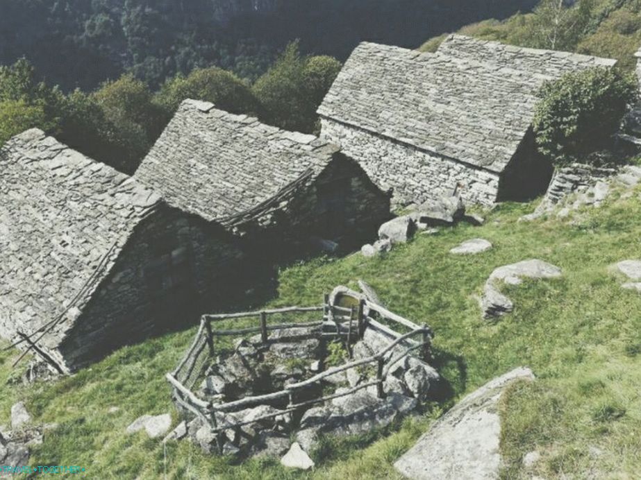 Staré domy v obci Lavertezzo