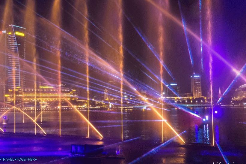 Laserová show v Singapuru poblíž Marina Bay - fontány, lasery a světlo