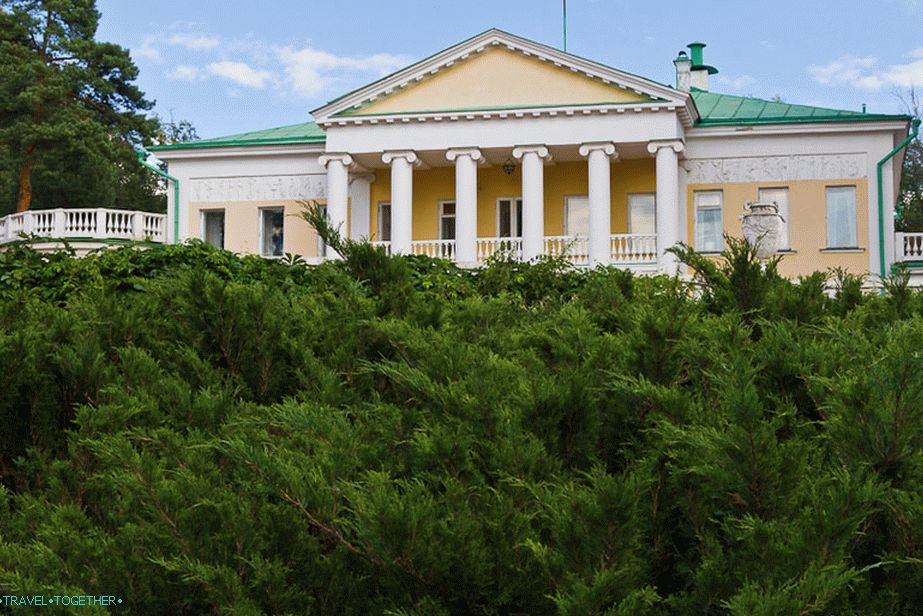 Pohled na hlavní dům kvůli keřům jalovců