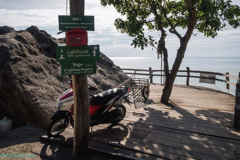 Parkování a začátek mostů na Lila Beach