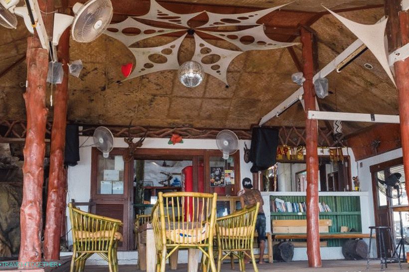 Maják na Phanganu - techno párty, bar a bungalovy