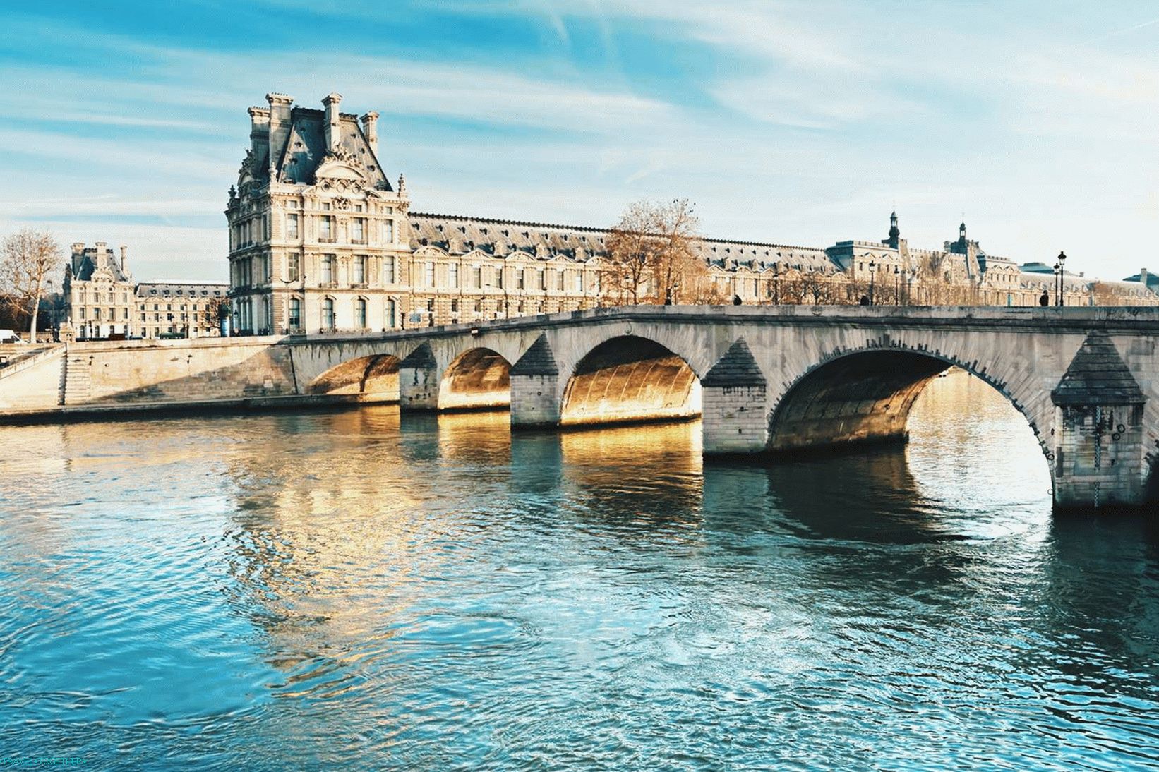 Pohled na Louvre palác z břehů Seiny
