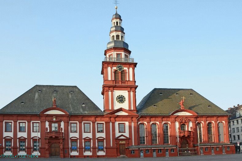 Stará radnice a kostel Sebastian