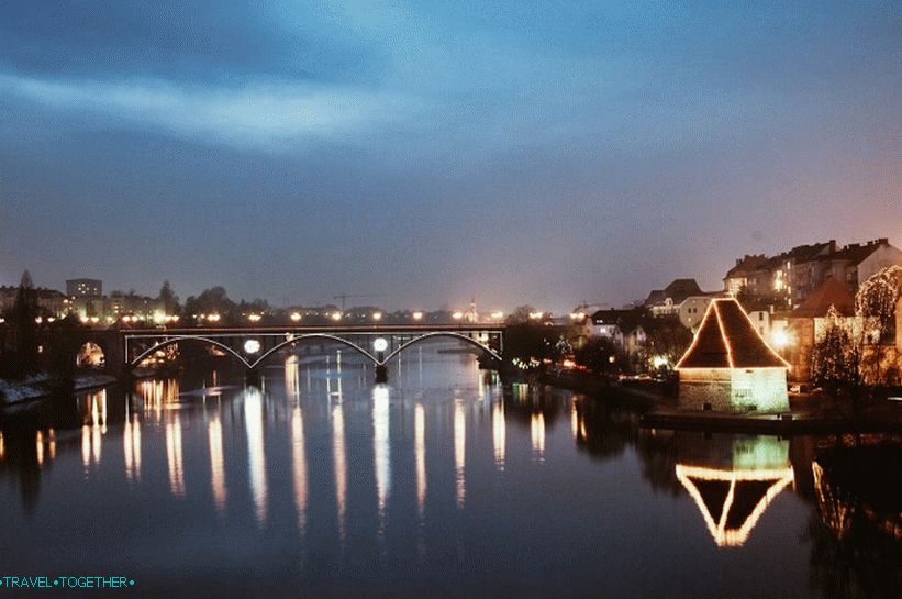 Pohled na noc Maribora a řeky Drau
