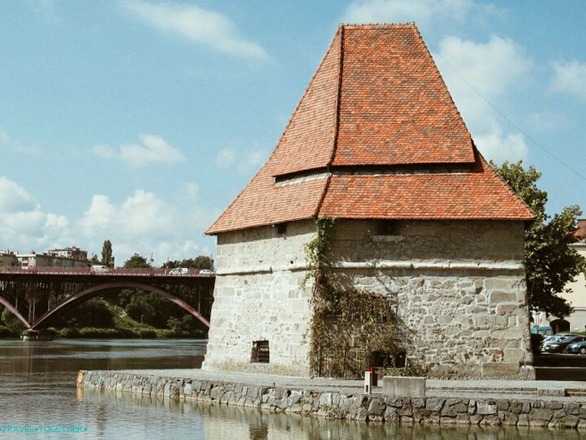 Jedna ze starých věží pevnosti - Vodárna