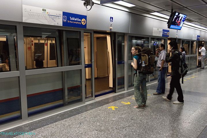 Bangkok MRT Metro. Dveře na stanicích jsou duplikovány