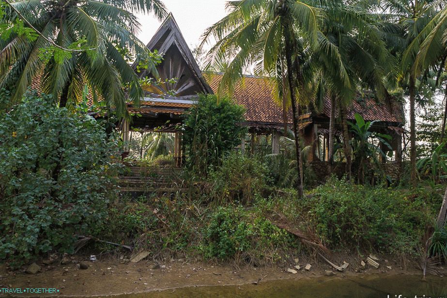 Zničený hotel tsunami na pláži Khuk Khak
