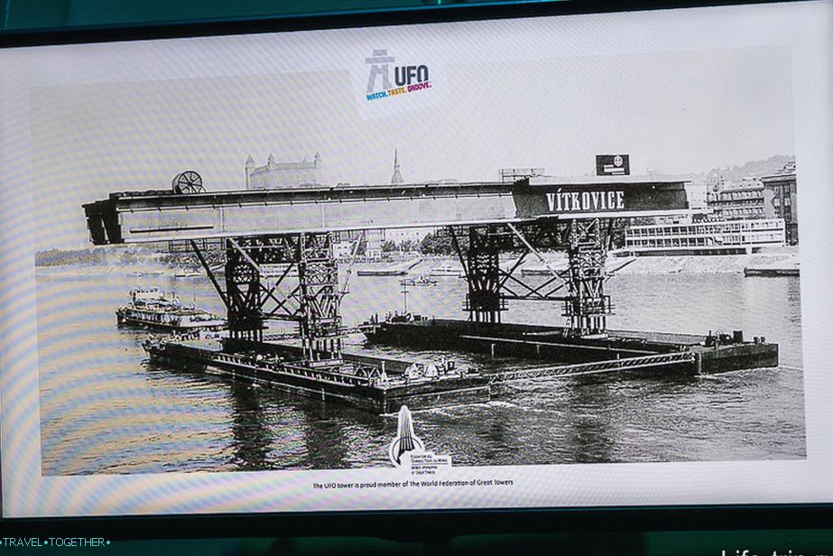 Televize ukazuje záběry, jak postavili most