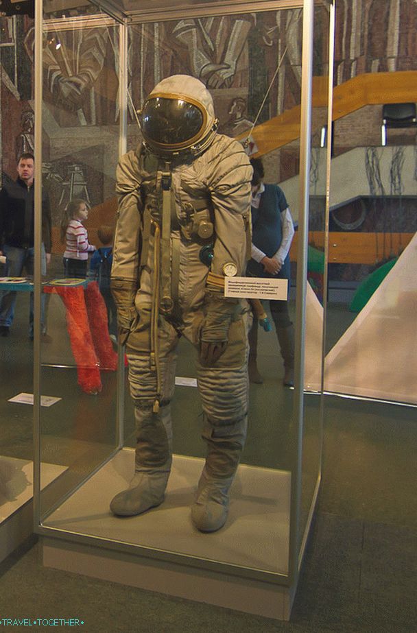 Módní oblek s kapsami v Muzeu kosmonautiky v Kalugě