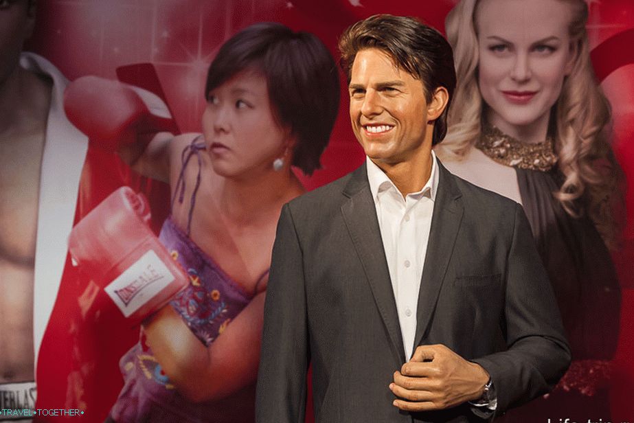 U vchodu do Madame Tussauds se setkává Tom Cruise.