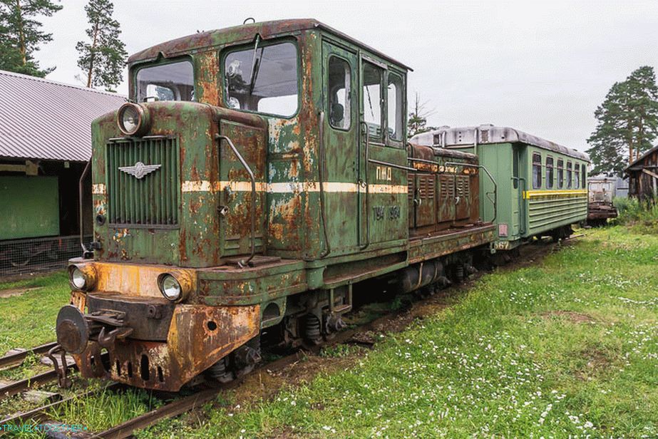 Lokomotiva TU4-1984, přepravující osobní dopravu