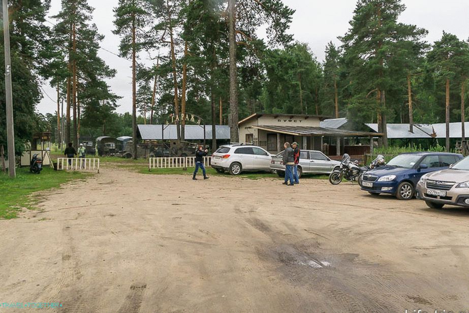 U parkoviště přímo u vchodu