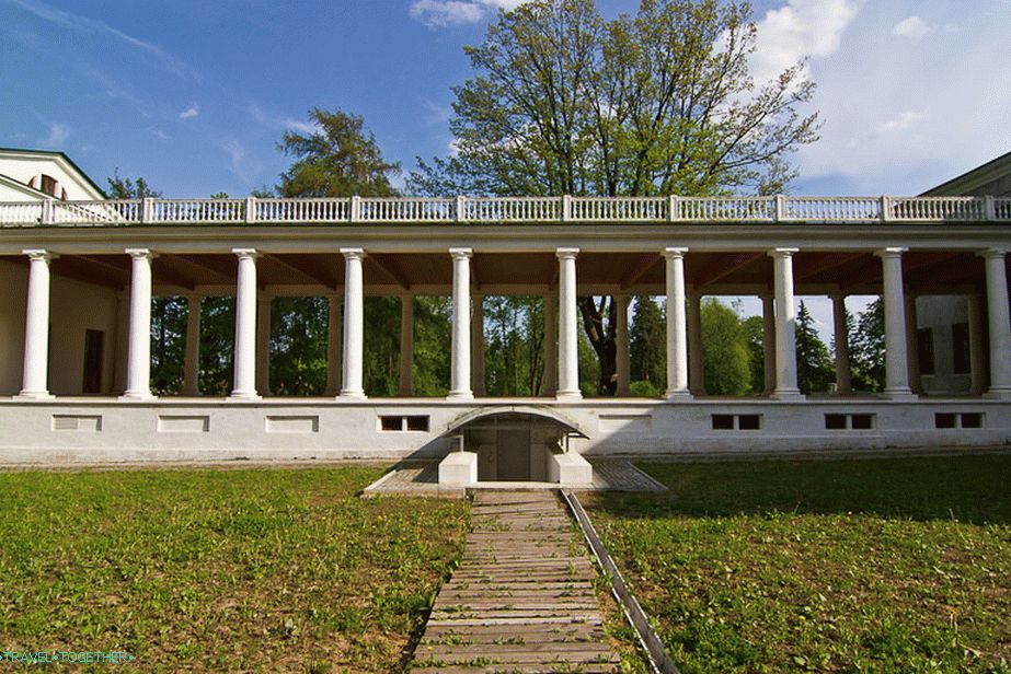 Ne racionální otevřené galerie na obou stranách domu