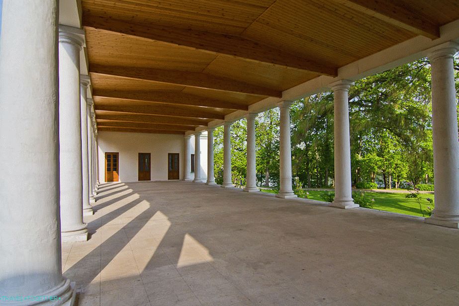 Ne racionální otevřené galerie na obou stranách domu