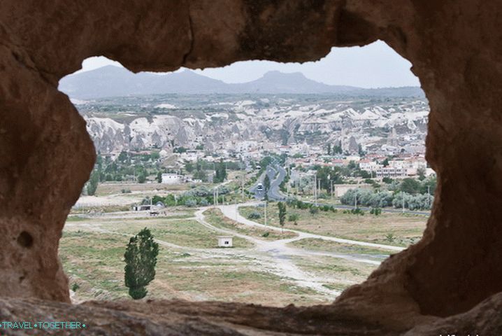 Pohled na vesnici Goreme z okna kamenného domu.