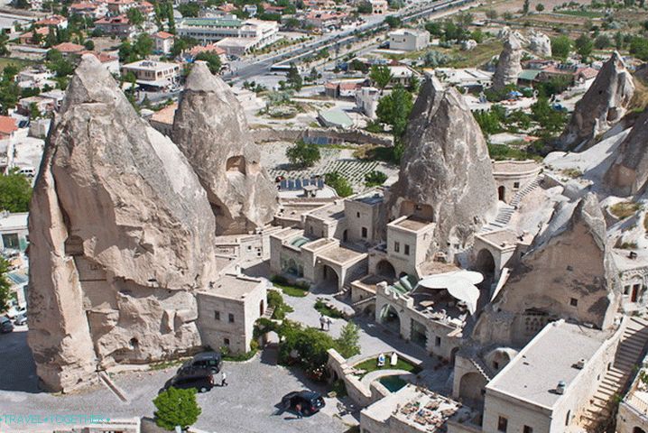 Goreme Village. Tuffs hraničí s moderními domy.