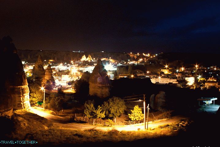 Vesnice Goreme večer.