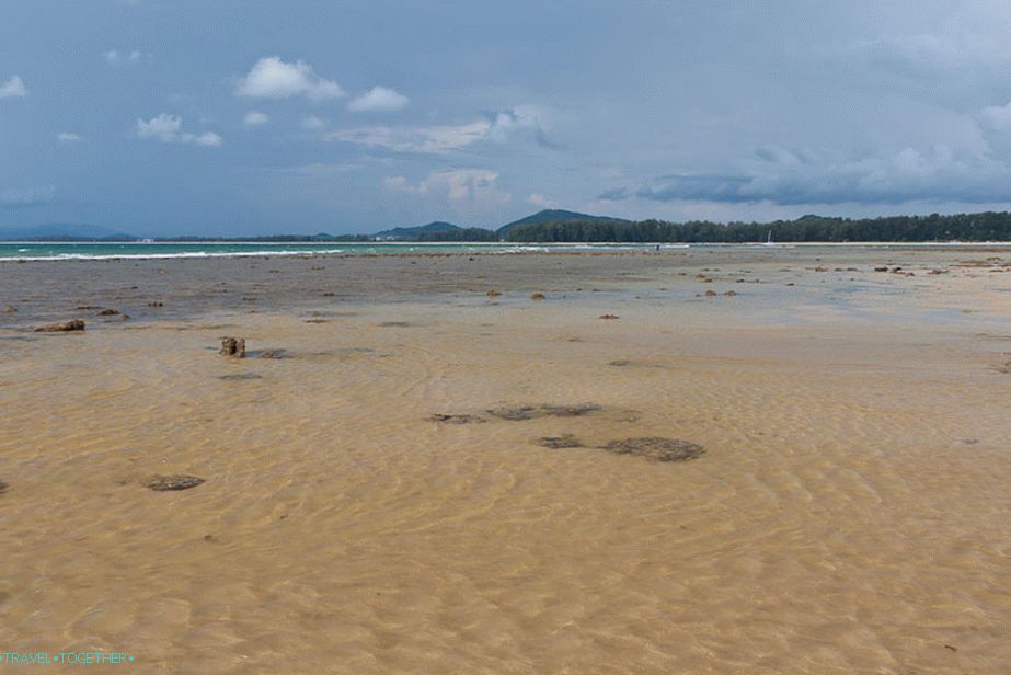Ebb na pláži Nai Yang Beach
