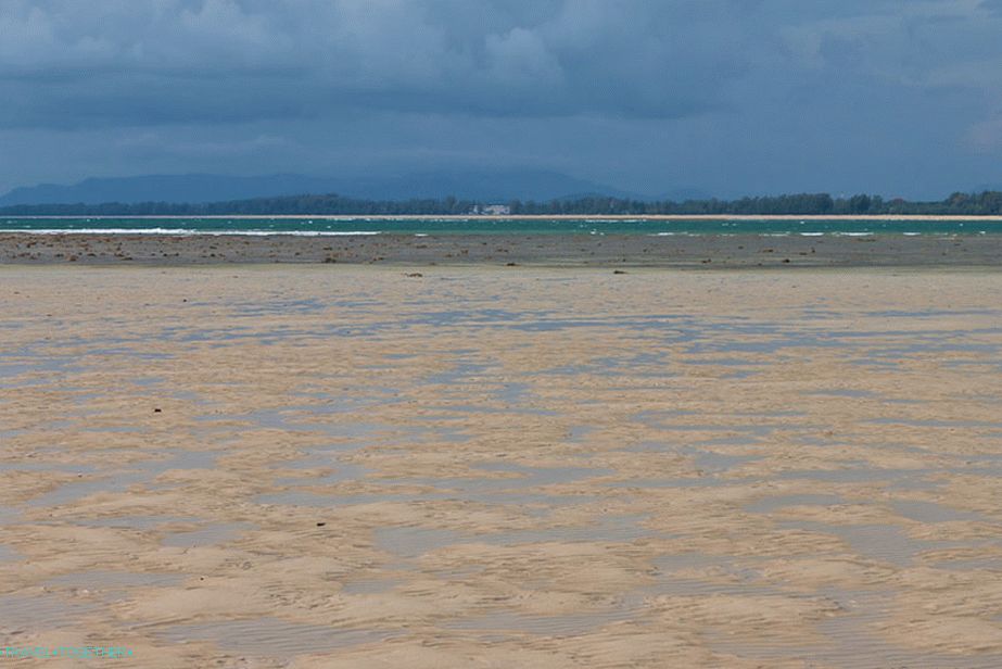 Ebb na pláži Nai Yang Beach