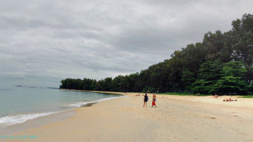 Střední část pláže Nai Young Beach v Phuketu