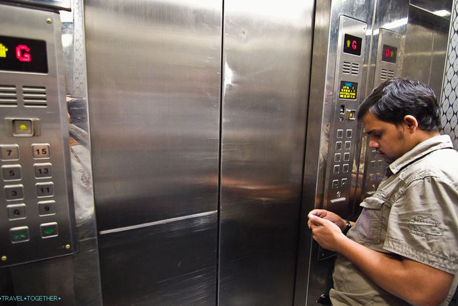 Do výtahu se vejde pouze 5 lidí a pak Číňané