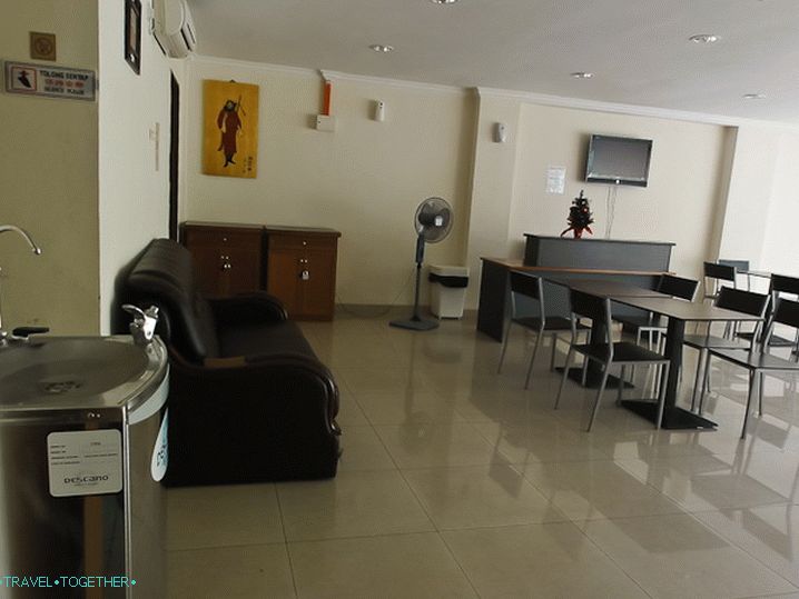 Voda a lobby zdarma na podlaze
