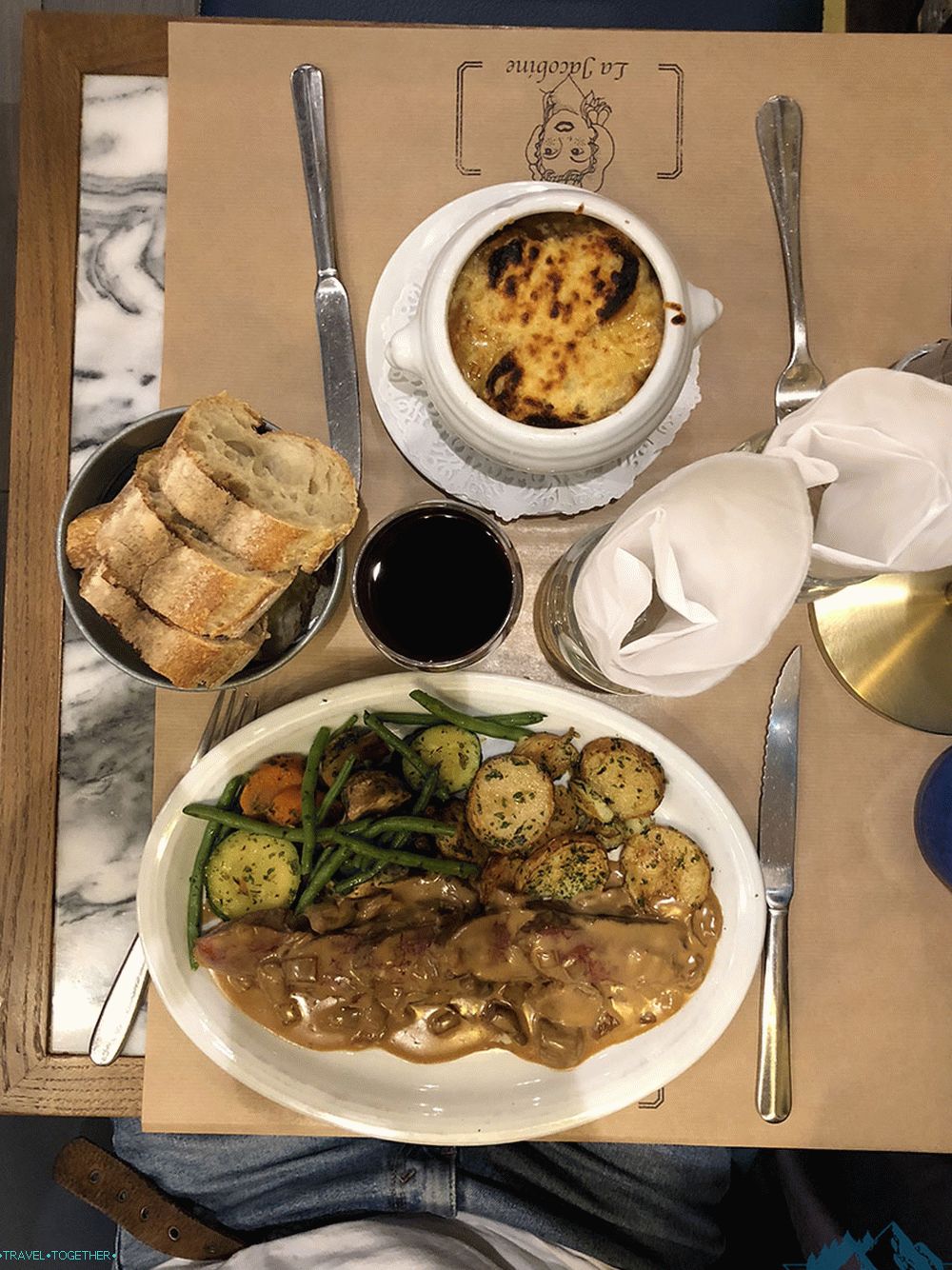 Jídlo v restauraci La Jacobine v Paříži