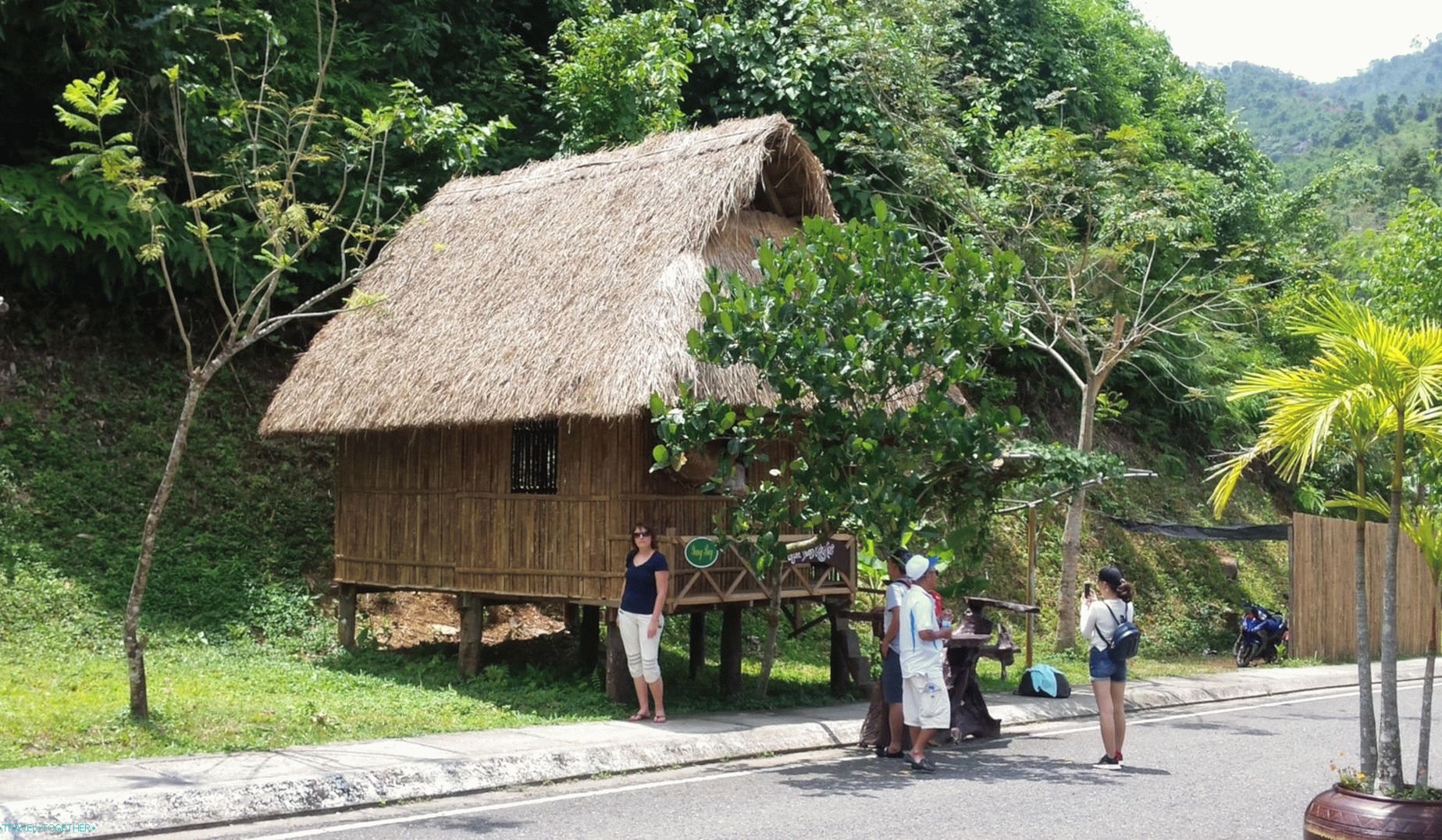 Turisté ve Vietnamu