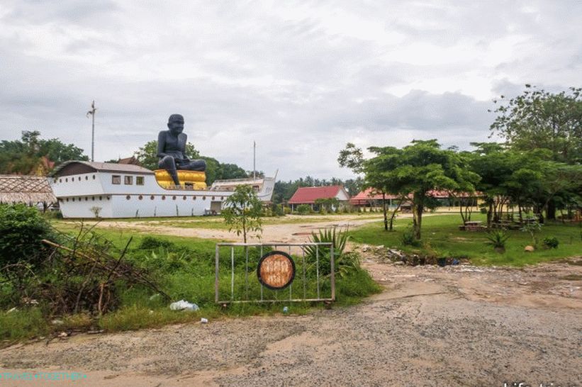Obrovská černá socha mnicha Luang Por na lodi je další chrám na Samui.