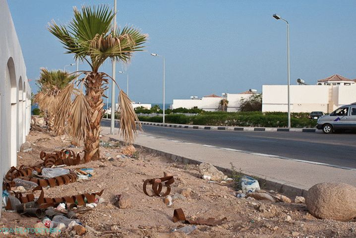 Odpadky v Sharm el-Sheikhu. Egypt.