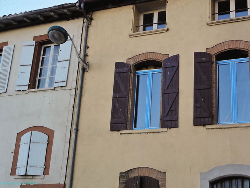 Ve starém domě jsou nová plastová okna - a všechno je v harmonii