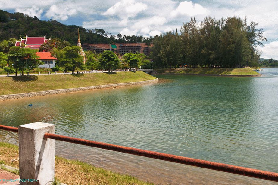 Krásné jezero poblíž pláže Nai Harn