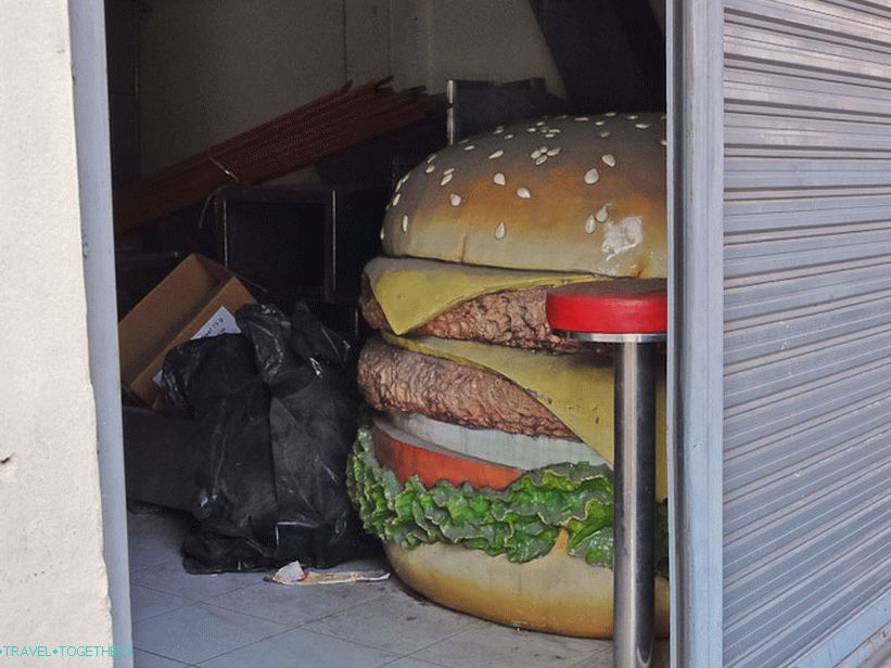 Někdo skrývá velký hamburger v garáži