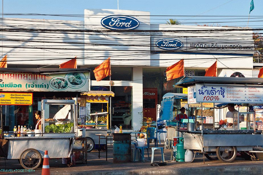 Auta poblíž autosalonu Ford