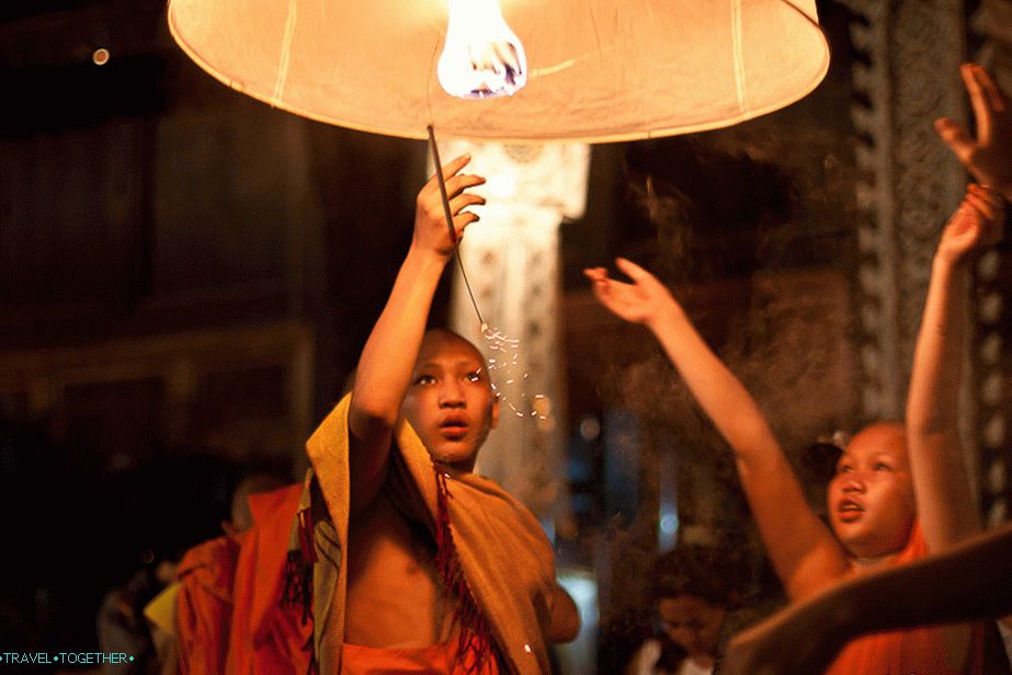 Děti vypouštějí lucerny na obloze - Loy Kratong a Yi Peng Festival