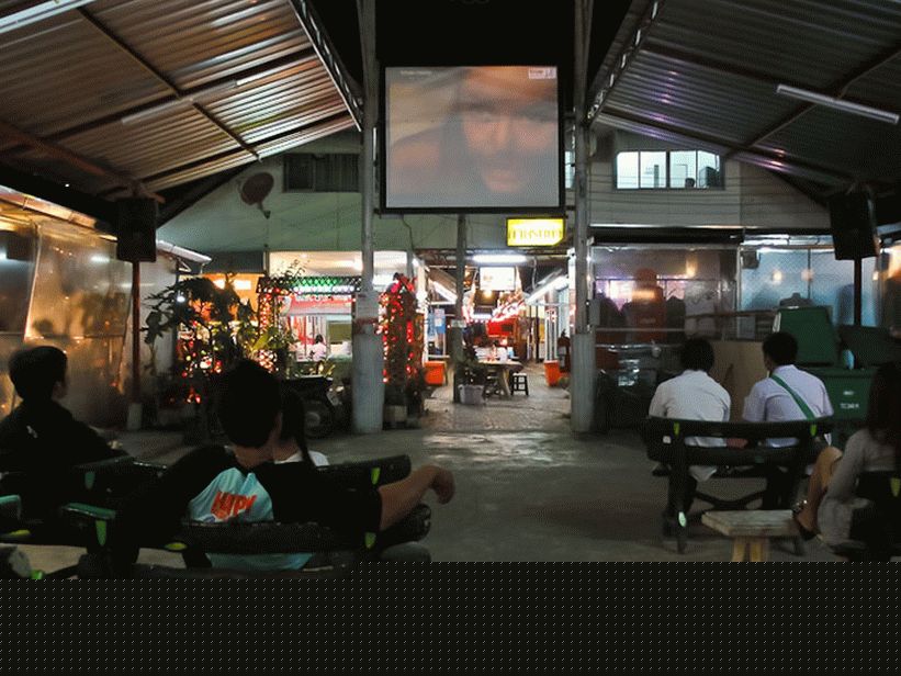 Minikino zdarma na trhu v Chiang Mai