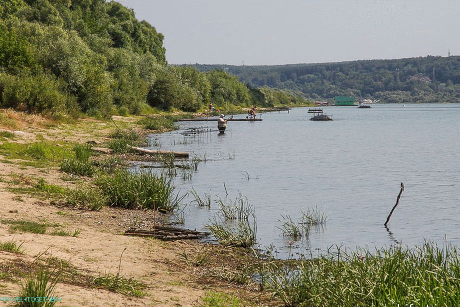 Pobřeží je spíše rybaření než plavání