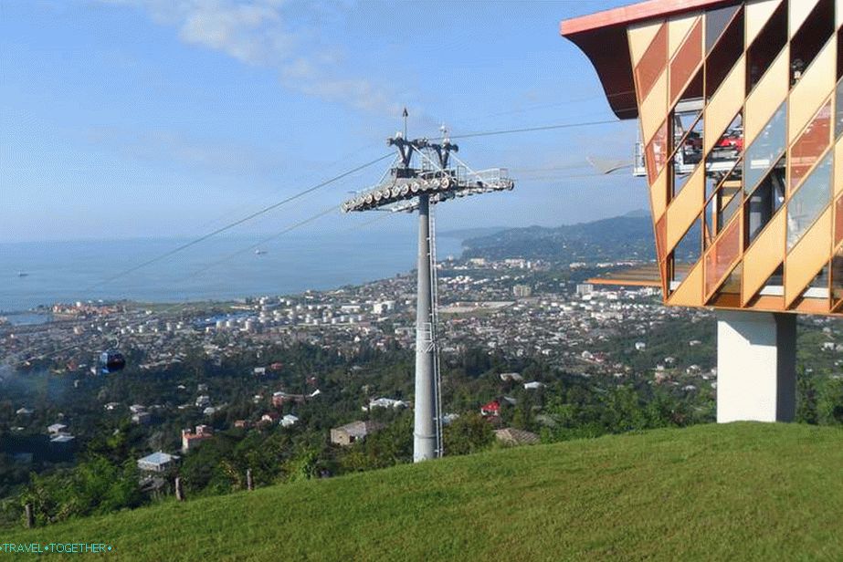Z vrcholu lanovky v Batumi se otevírá nádherný výhled.