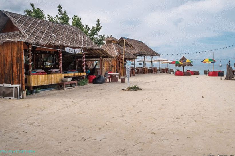 Hotelová restaurace téměř na břehu