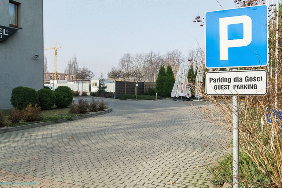 Parkování zdarma naproti táboře Osvětim