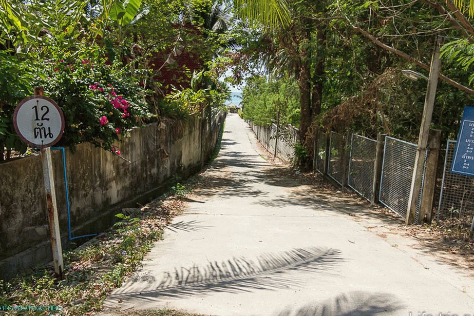 Pruh vedoucí k pláži Klong Muang