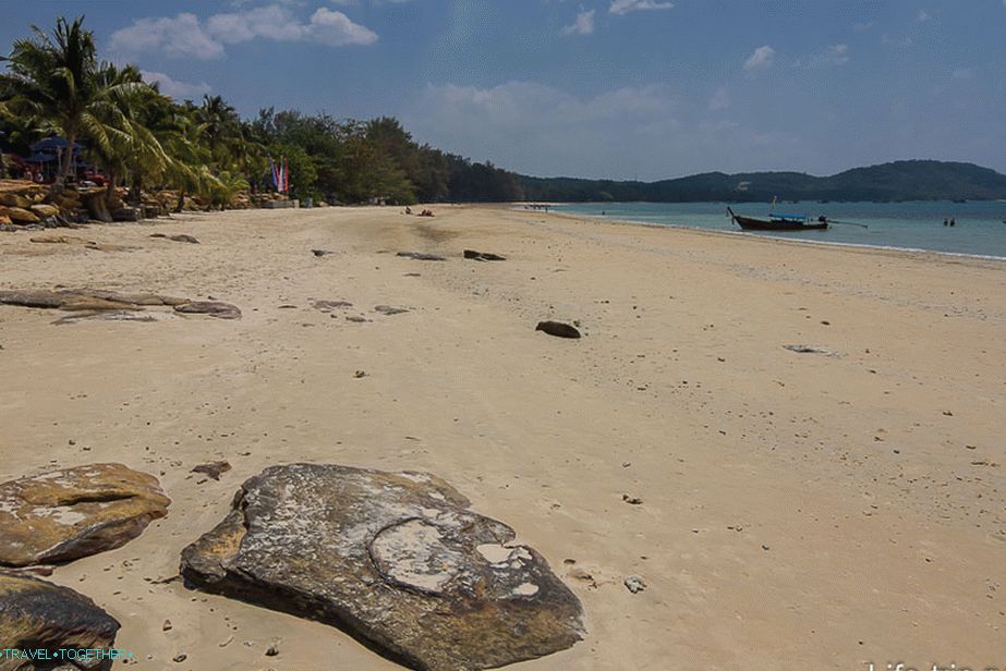 Pláž Klong Muang uprostřed, vlevo na stranu hotelu Sheraton