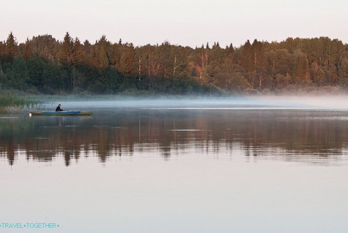 Brzy ráno u jezera Volga.