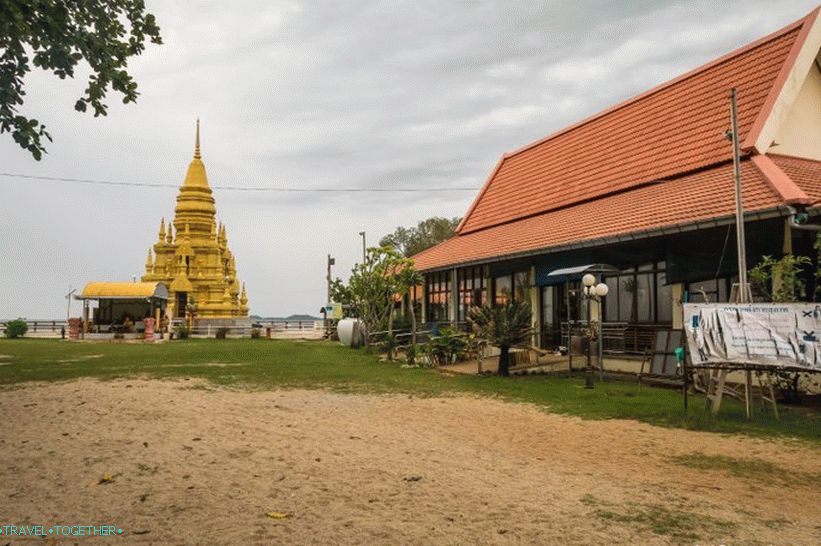 Pagoda Lam So a vpravo jsou domy mnichů.