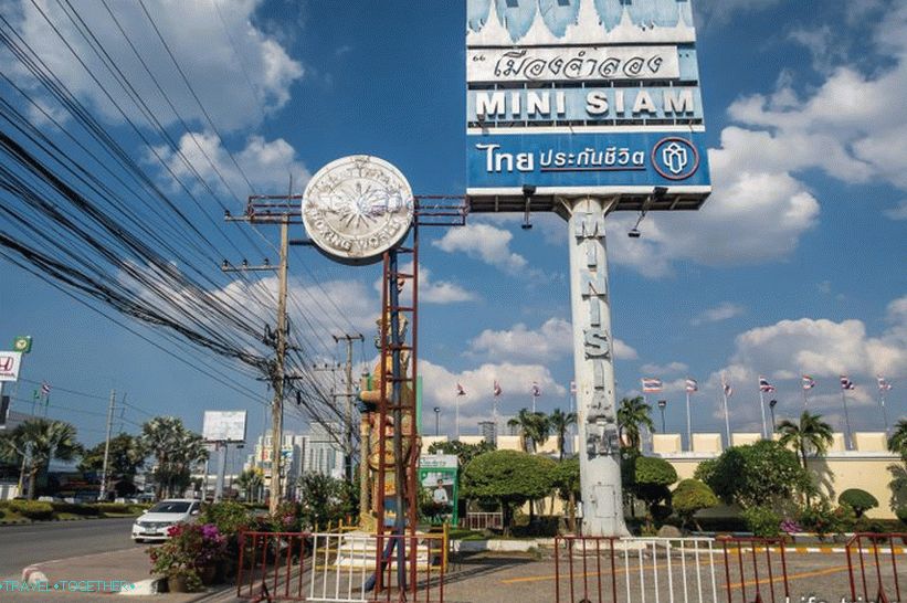 Mini Siam podepsat na silnici Sukhumvit